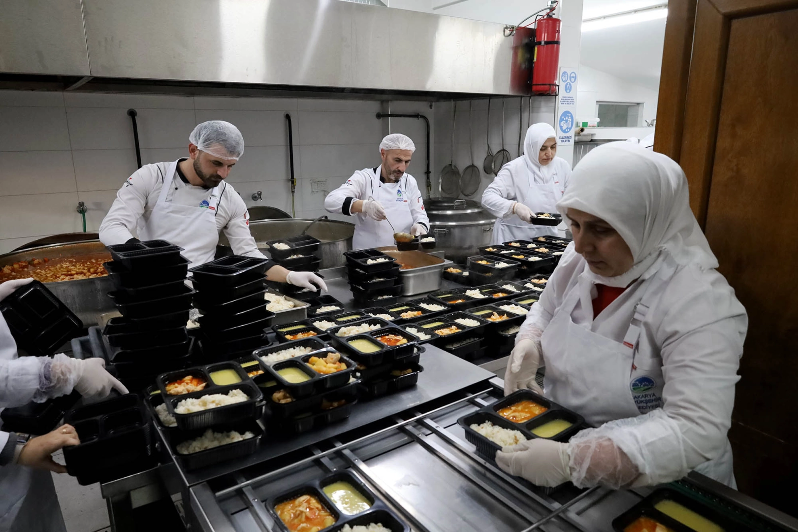 Sakarya Büyükşehir'den Bayramda İhtiyaç Sahiplerine Sıcak Yemek ve Et Desteği