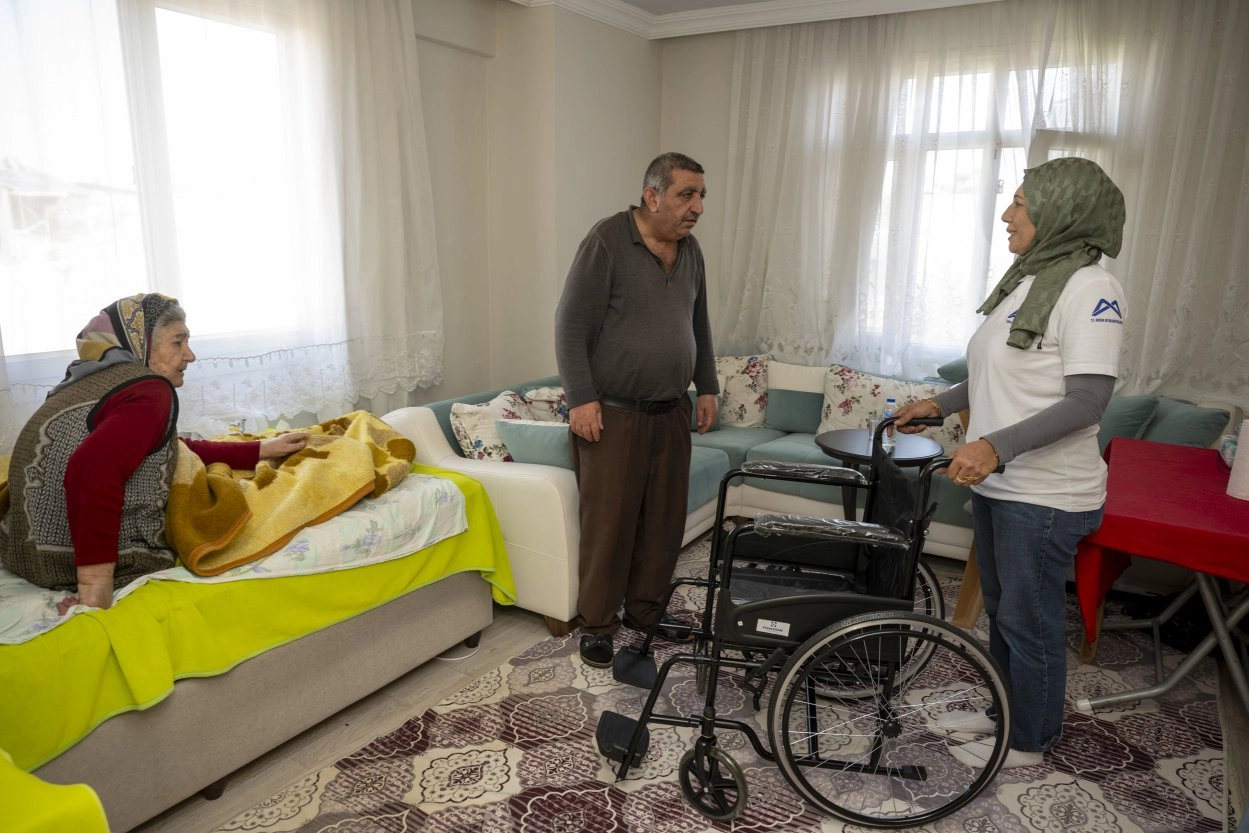 Mersin Büyükşehir’den Engelli Bireylere Ücretsiz Medikal Destek: Tekerlekli Sandalyeden Hasta Bezine