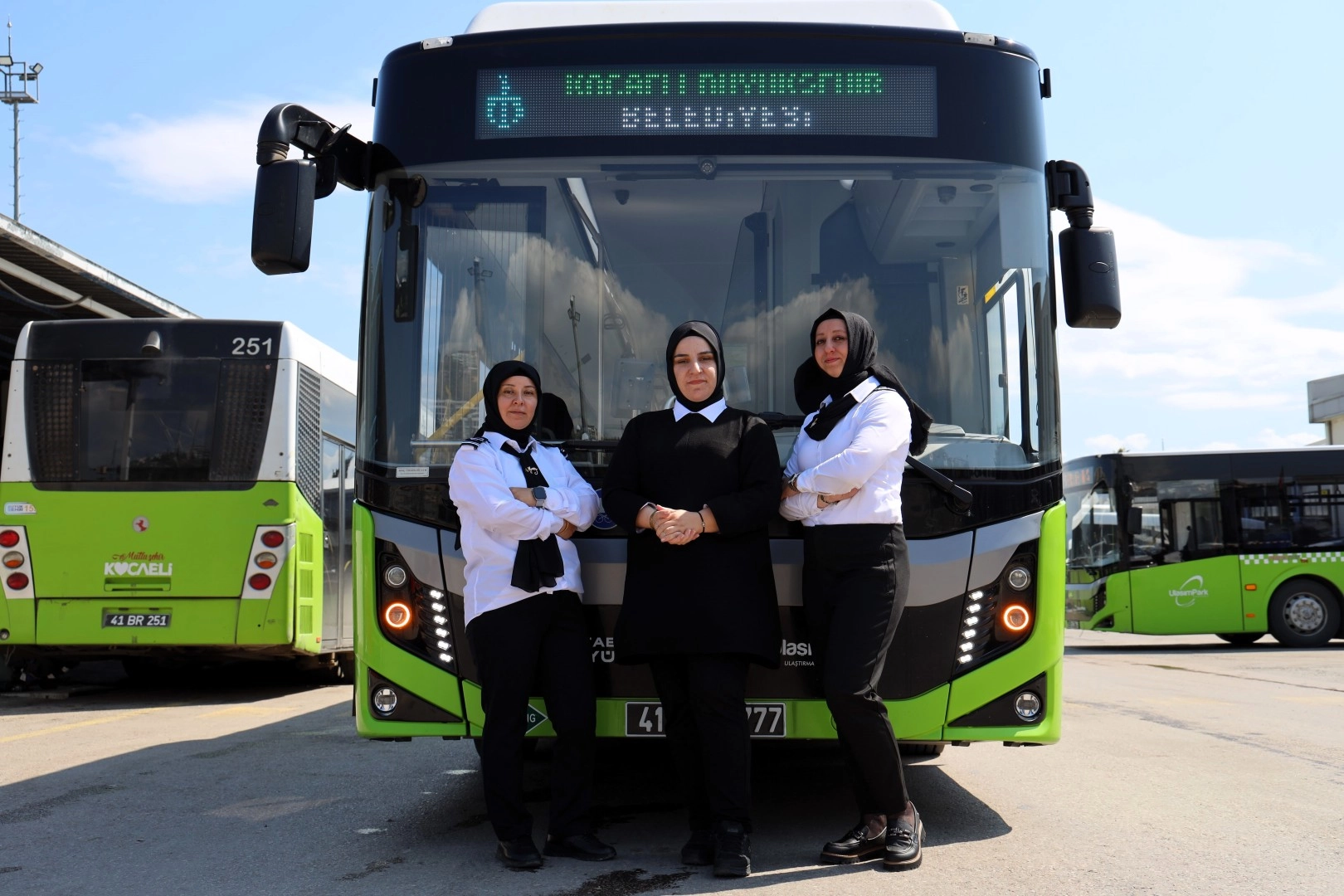 Anneler Günü'nde Kocaeli'de Kadın Şoförler: Direksiyonda Gurur, Evde Fedakarlık