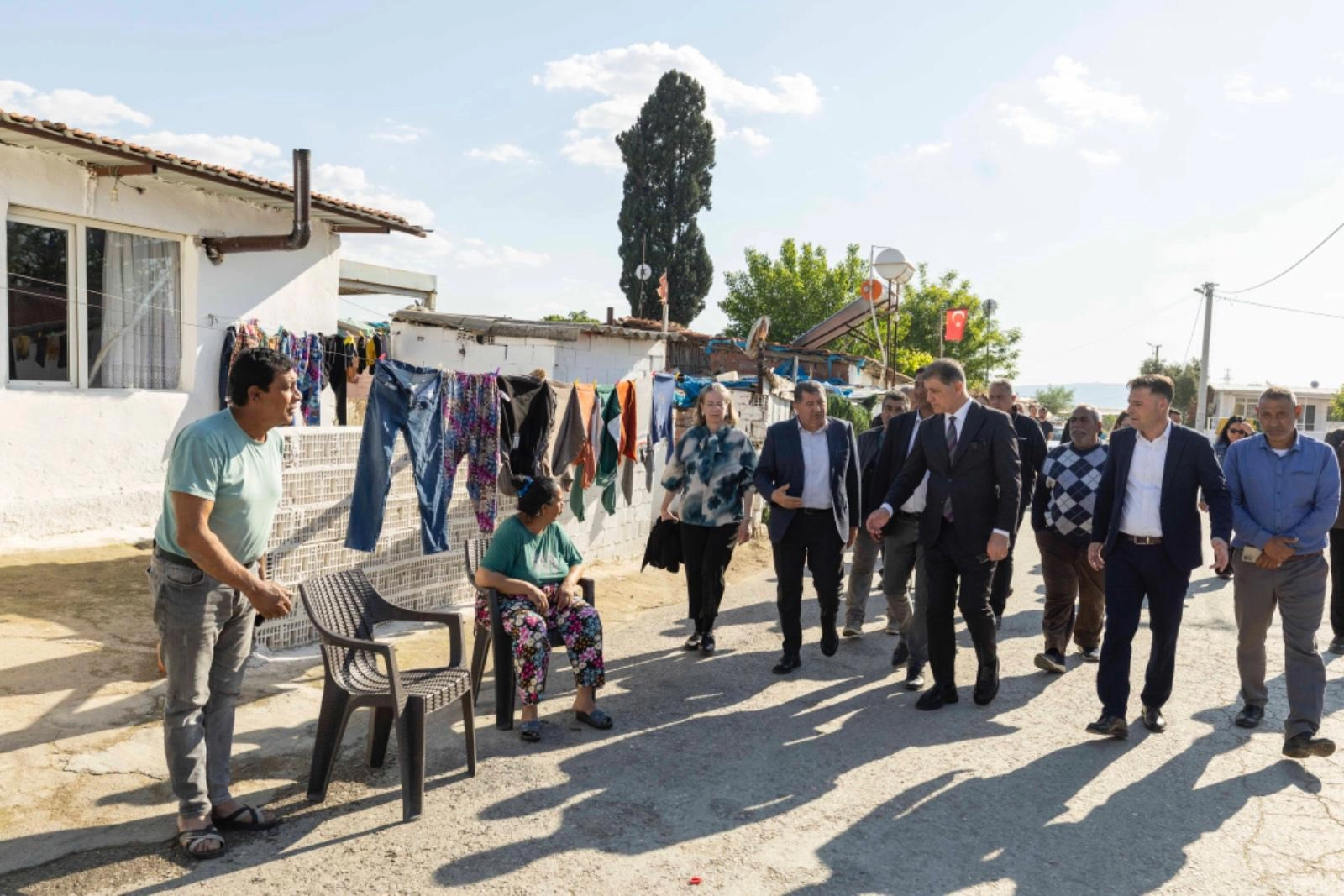 Tarihi Ziyaret: Başkan Tugay Çırpı'da Vatandaşları Sevinç Gösterileriyle Karşıladı