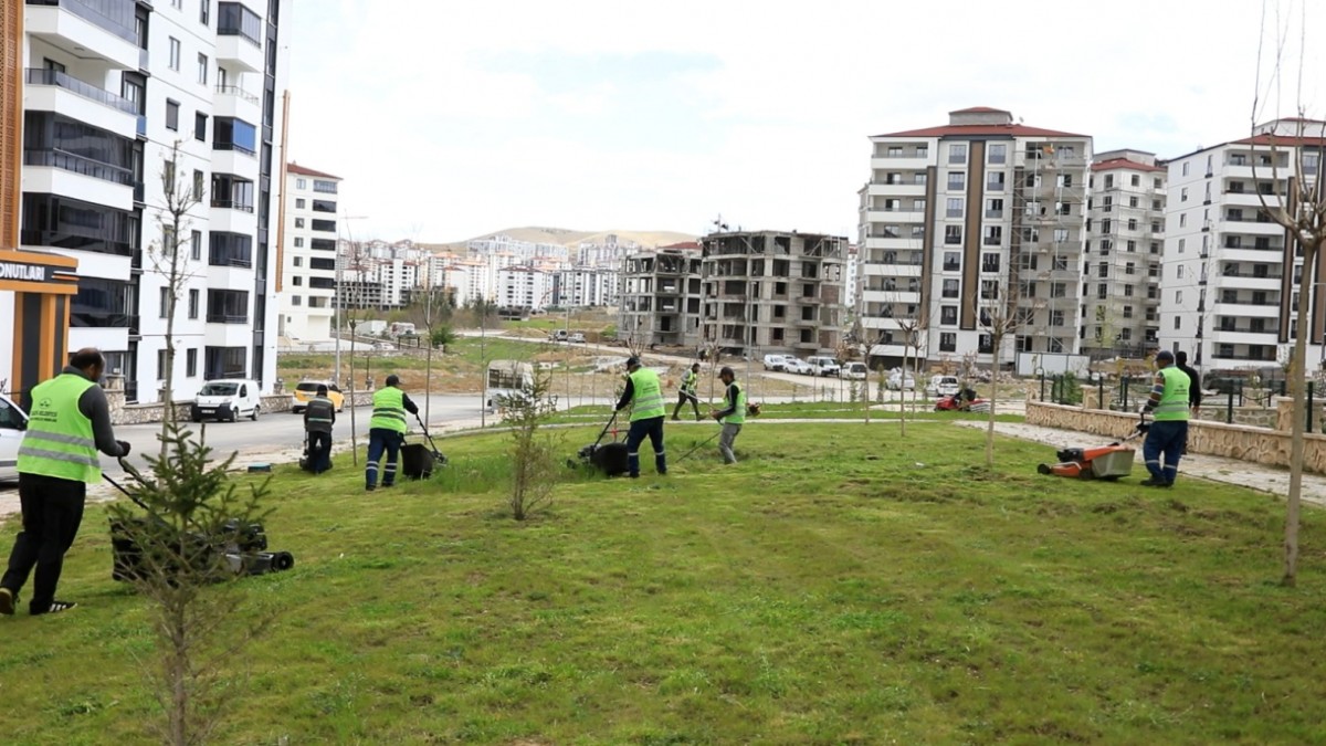 Elazığ’da Yeşil Dönüşüm: Belediye 9 Farklı Türde Ağaç ve Bitki Dikiyor