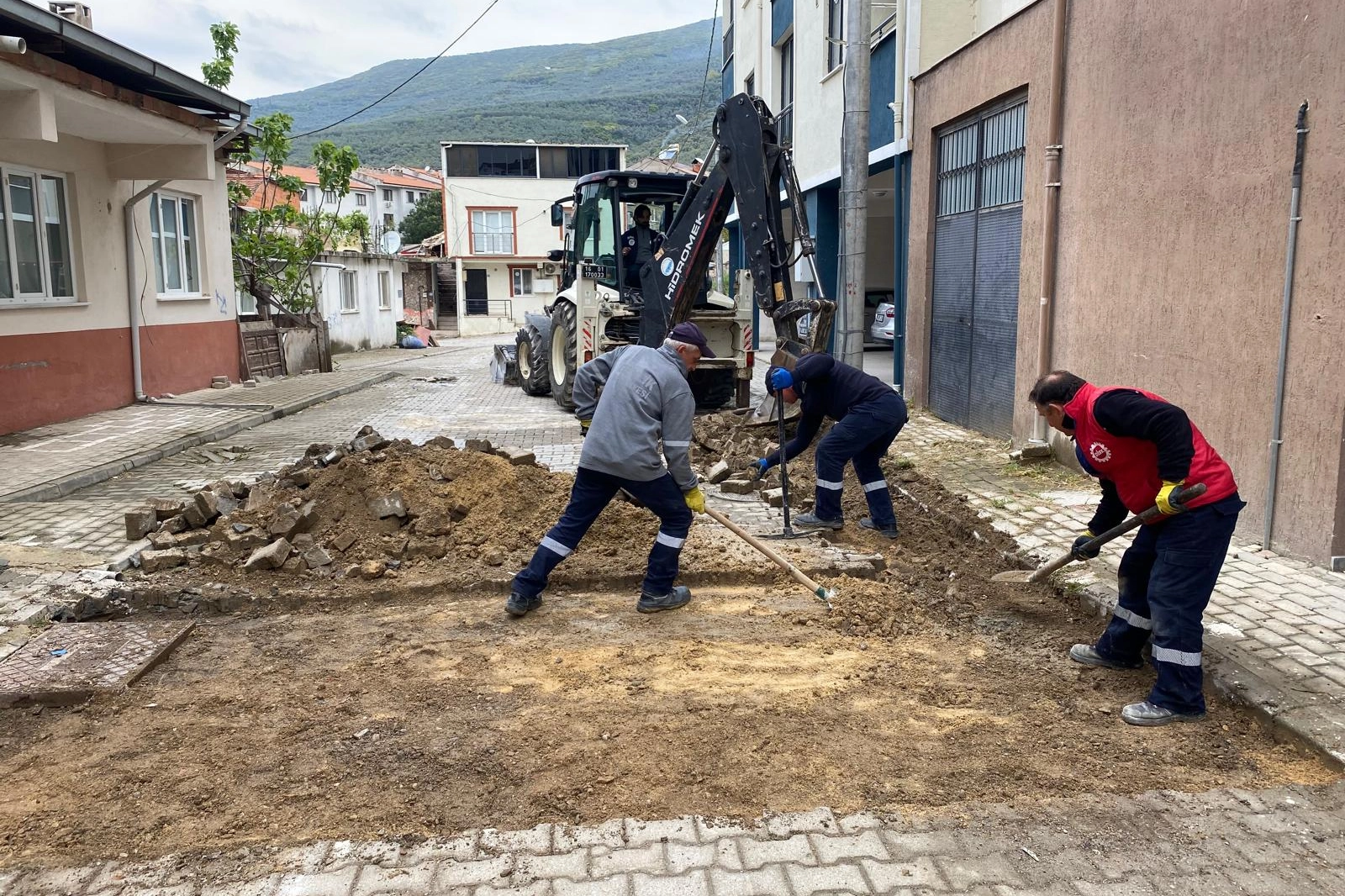 Gemlik'te Acil Müdahale Ekibi Mahallelerdeki Altyapı Sorunlarına Anında Çözüm Üretiyor