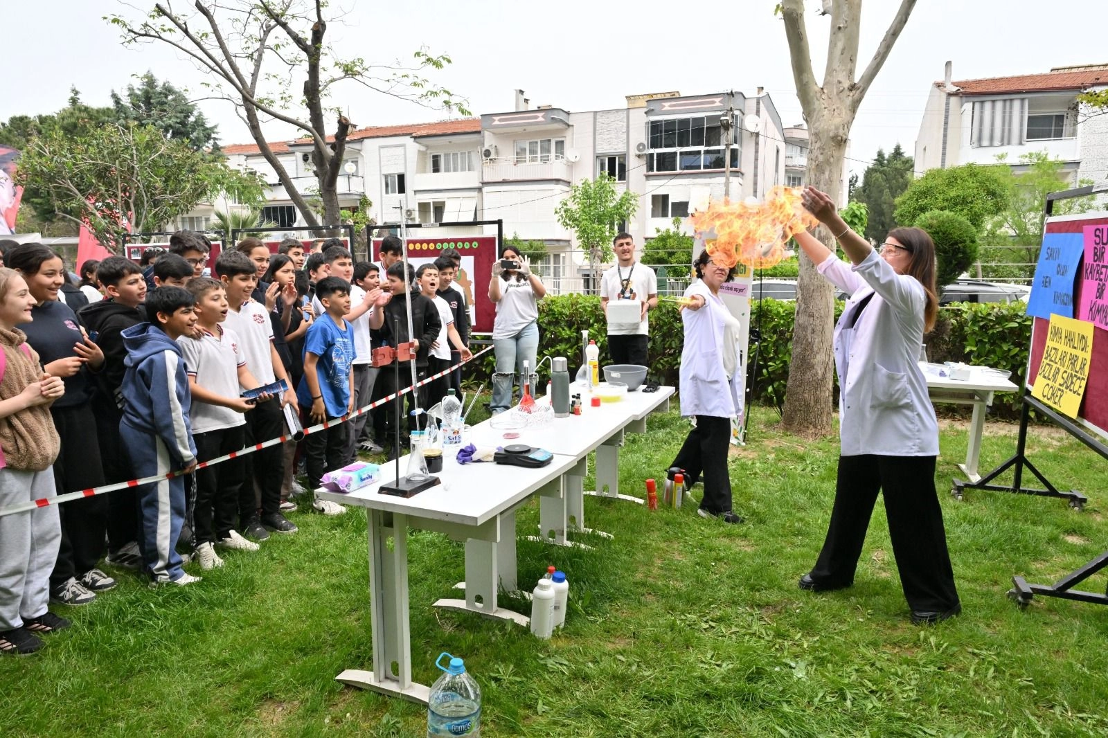 Manisa'da Bahar Şenliği: Öğrenciler Kitap Kahramanlarıyla Buluştu, Yoğun İlgi Gördü