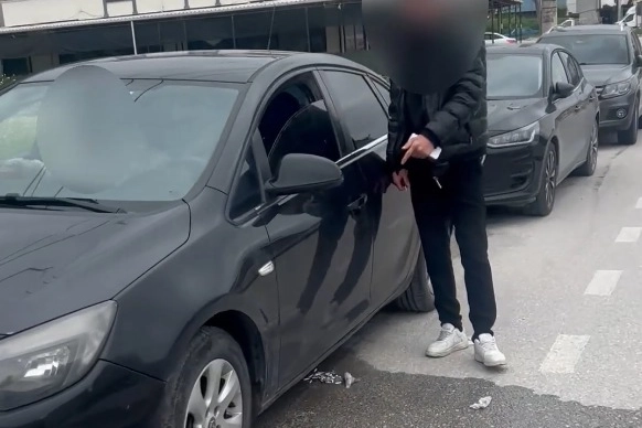 İnegöl'de Sigara İzmariti Atana Çifte Ceza: Kirleten Temizledi