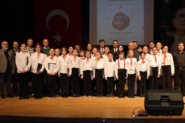 Minik Seslerden Büyük Alkış: Kütahya'da Çocuk Korosu Anneler Günü'nde Sahne Aldı