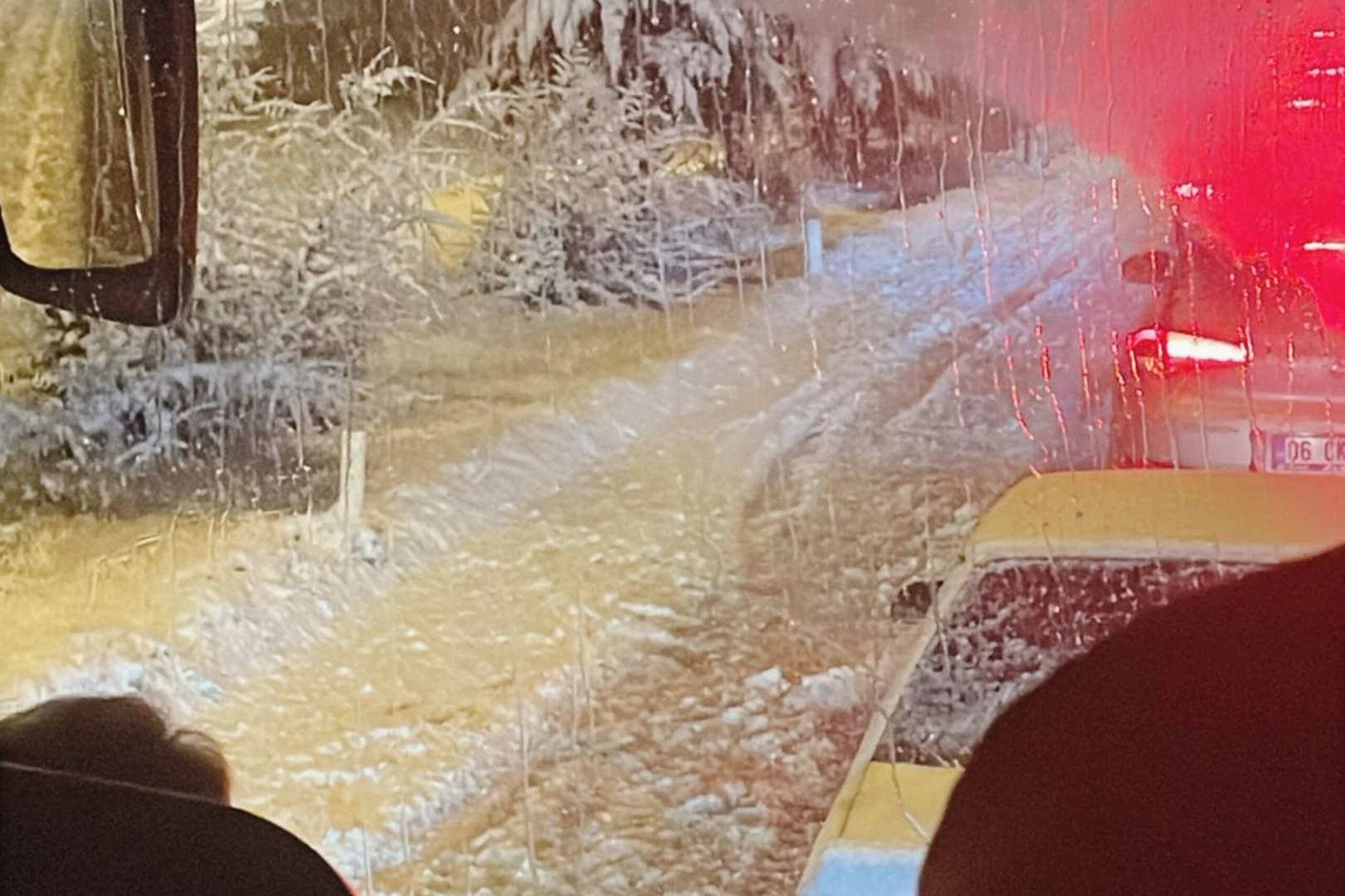 Afyonkarahisar'da Kar Nedeniyle Eğitime Ara Verildi: 3 İlçede Tam, 8 İlçede Taşımalı Eğitim Durduruldu
