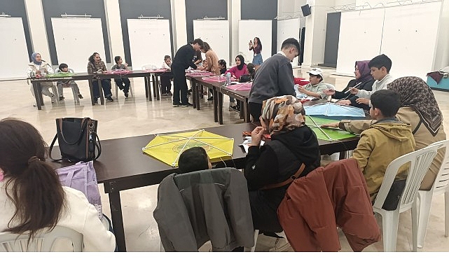 Maltepeli Anneler ve Çocukları Anneler Günü İçin Renkli Uçurtmalar Hazırladı