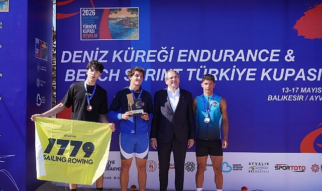 Ayvalık'ta 700 Sporcu Deniz Küreği Yarışlarında Kıyasıya Mücadele Etti