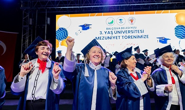 Balçova'da 3. Yaş Üniversitesi Mezuniyet Töreni: Kep Fırlatan 60+ Öğrenciler Coşku Yarattı