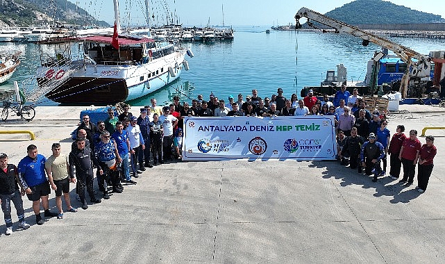 Antalya Balıkçı Barınağı'nda 38 Dalgıç 1 Saatte Deniz Dibi Temizliği Yaptı: Lastikten Çöp Konteynırına Onlarca Atık Çıktı
