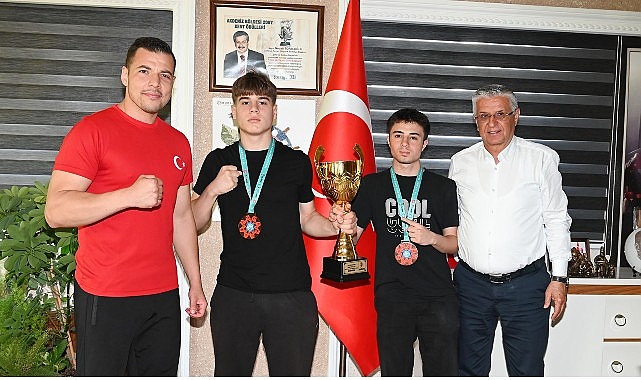 Kemerli Kick Boksçulardan Başkan Topaloğlu'na Ziyaret: Dünya Kupası Başarısı