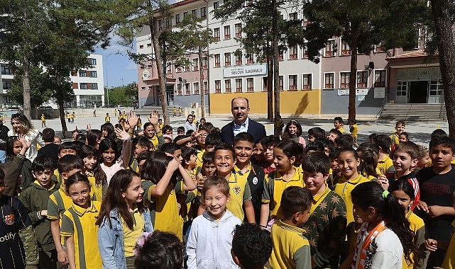 Konya Büyükşehir Belediye Başkanı Altay, Çocukluk Okulunda Öğrencilerle Buluştu