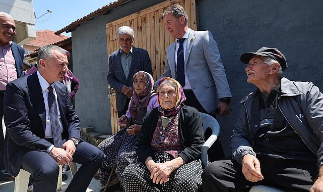 Başkan Büyükakın'dan İzmit Köylerinde Sıcak Ziyaret: 90 Yaşındaki Nineyi Unutmadı