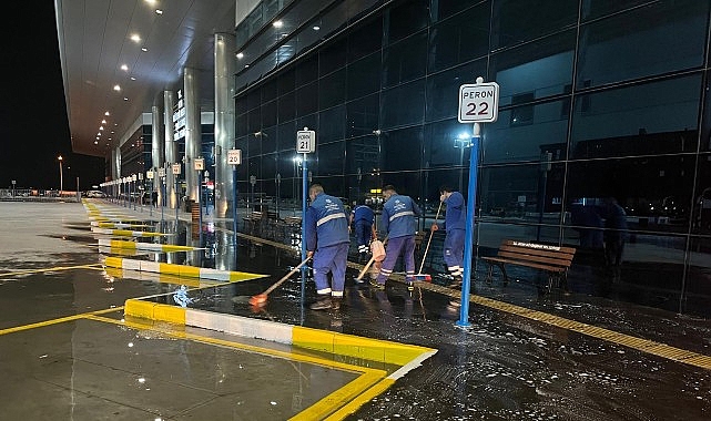 Aydın'da Otobüs Terminalleri Gece Temizliğiyle Pırıl Pırıl Oluyor