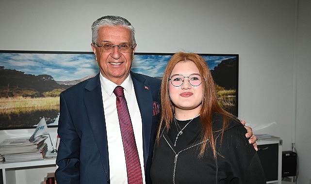 Küçük öğrenciden Başkan Topaloğlu'na Atatürk rozeti sürprizi