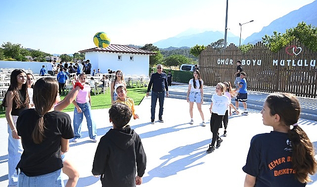 Kemer Belediye Başkanı Topaloğlu, genç sporcular için mangal partisi düzenledi