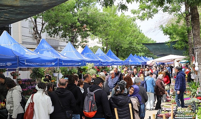 Bayındır Çiçek Festivali'nde 3. Gün: Binlerce Ziyaretçiyle Renkli Görüntüler
