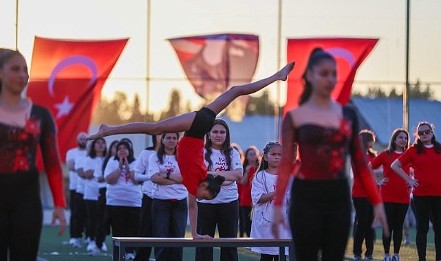 Buca'da 19 Mayıs Coşkusu: Yüzlerce Kişi 'Atam İzindeyiz' Yazısıyla Cumhuriyet'e Bağlılığını Gösterdi
