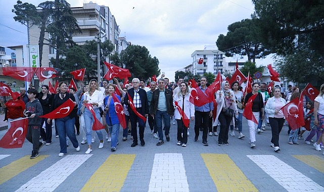 Burhaniye'de Fener Alayı ile 19 Mayıs Coşkusu Gökyüzüne Yükseldi