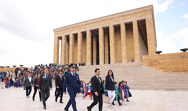 Minik Kalplerden Anıtkabir’e Anlamlı Ziyaret: Atatürk’ün Huzurunda Mezuniyet Coşkusu