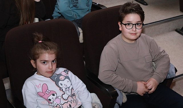 Keçiören'de 'Cesur Balık' Tiyatrosu: Mor Işık Kuklalarıyla Çocuklara Cesaret ve Dayanışma Mesajı