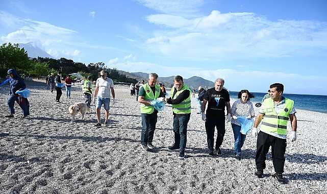 Çıralı Sahilinde Büyük Temizlik Seferberliği: Plastik Atık Tehlikesine Dikkat Çekildi