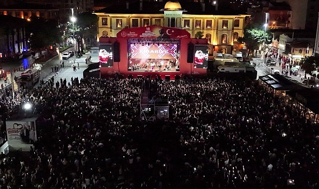 Kibariye'den Manisa'da Unutulmaz 19 Mayıs Konseri: Cumhuriyet Meydanı Tıklım Tıklım