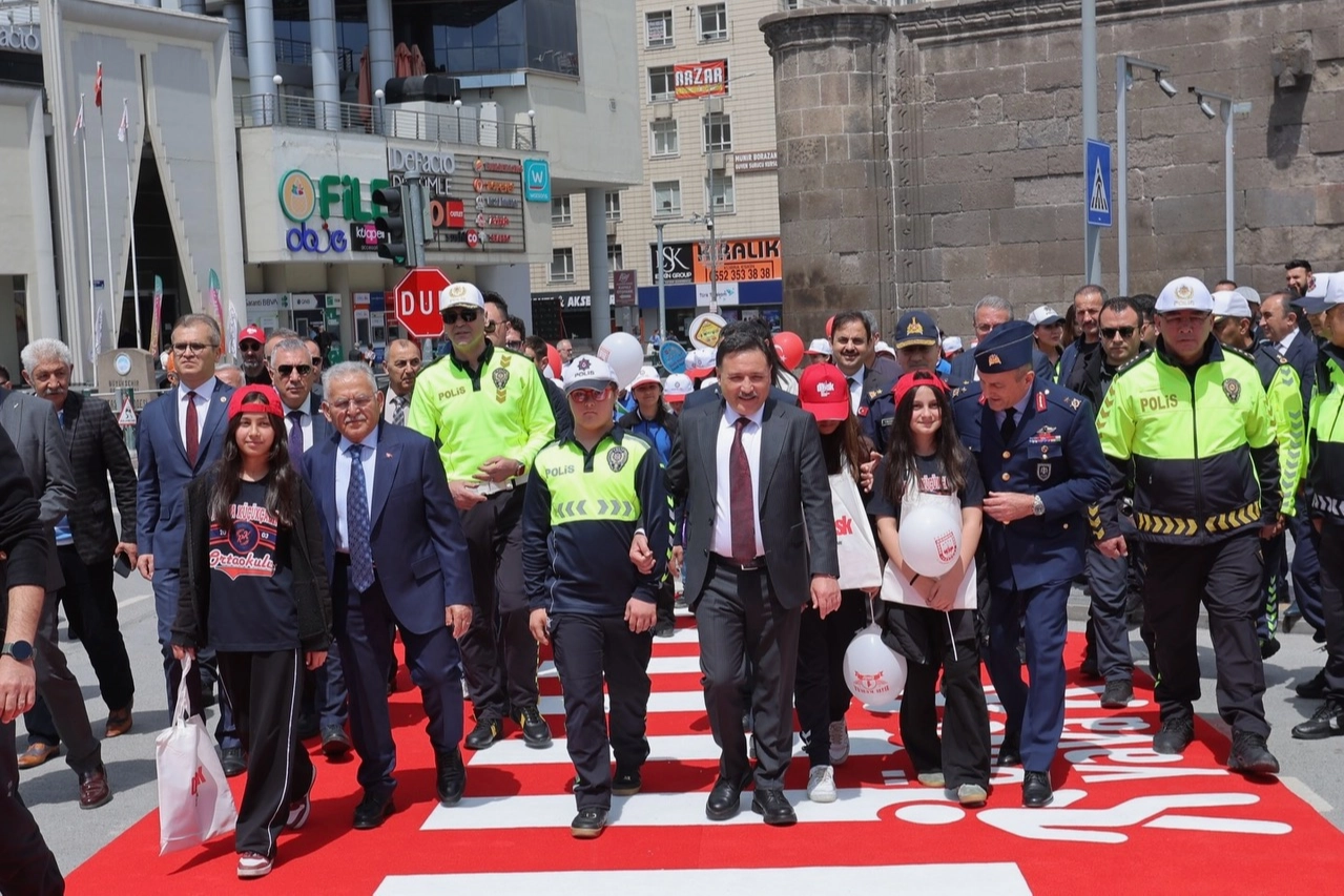 Kayseri'de 'Önce Yaya' Etkinliği: Trafik Güvenliği Haftası'nda Farkındalık Vurgusu