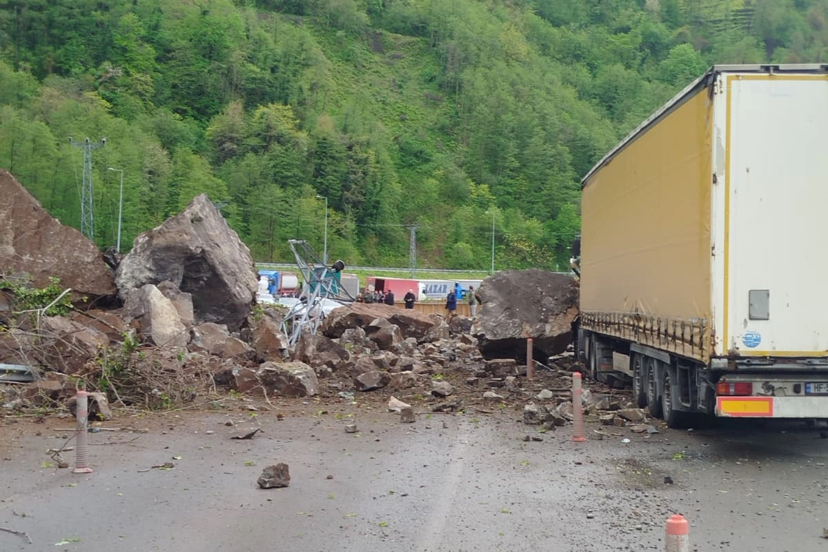 Artvin'de Dev Yamaç Kaydı: Arhavi-Hopa Yolu Ulaşıma Kapandı, Tır Hasar Gördü