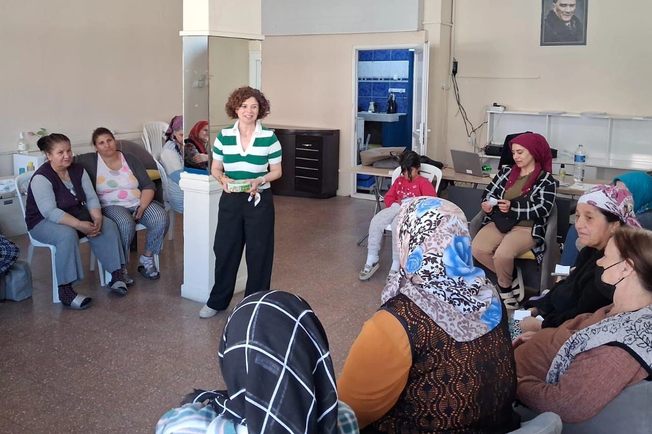 İzmir'de Kadın Sağlığı Seminerleri Tüm İlçelere Yayılıyor: 8 Modüllü Eğitim Programı Başladı