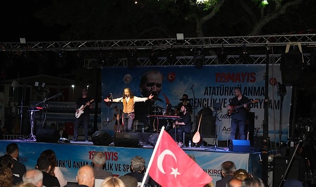 Dikili'de 19 Mayıs Coşkusu: Meşaleler ve Bayraklarla Unutulmaz Kutlama