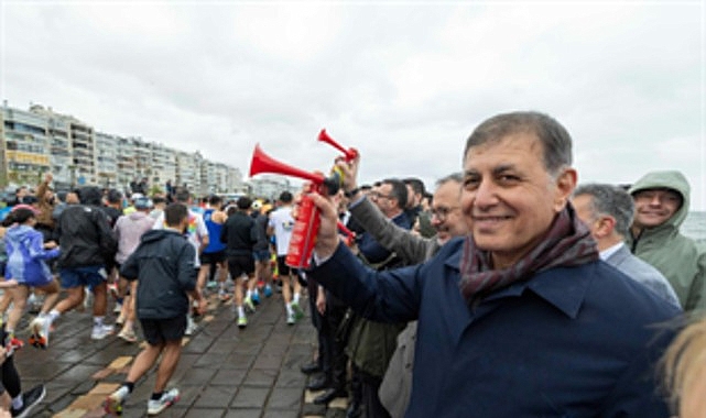 İzmir'de Balkan Dostluk Koşusu: Bine Yakın Sporcu Yağmura Meydan Okudu