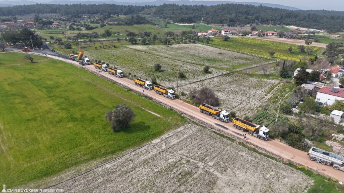 İzmir'de Turizm Bölgelerinde Yol Seferberliği: 8 Bin 500 Ton Asfalt Serildi