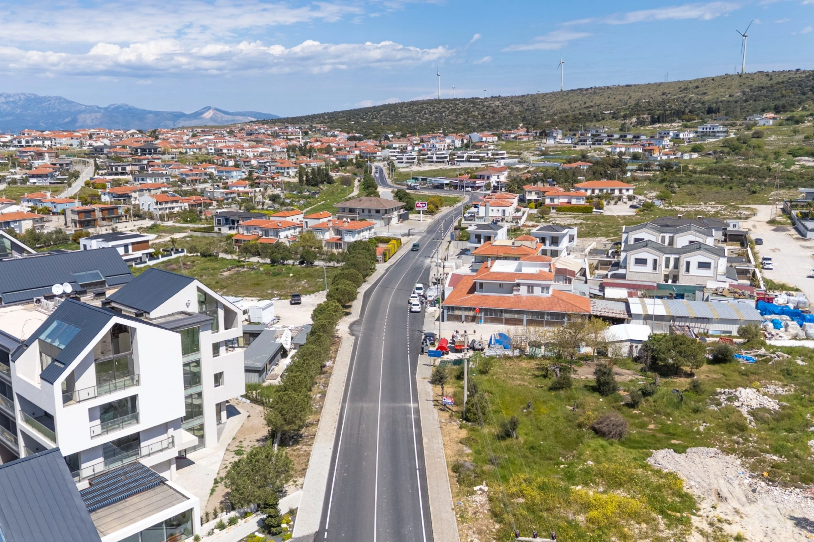 İzmir Büyükşehir’den Turizm Bölgelerinde Yaz Öncesi Asfalt Seferberliği: 17 Bin Tonluk Yenileme