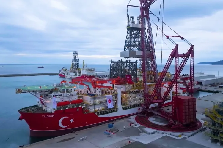 Yıldırım Sondaj Gemisi Karadeniz'de İlk Görevine Başlıyor: 12 Bin Metre Derinlik Hedefi