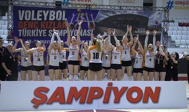 Eczacıbaşı Genç Kız Takımı, 28 Maçta 28 Galibiyetle Türkiye Şampiyonu Oldu