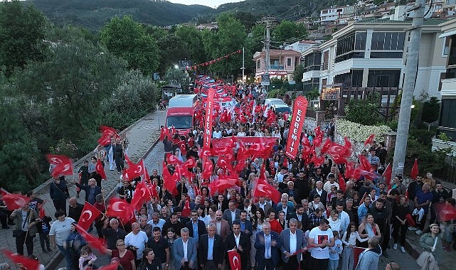 Edremit'te 19 Mayıs Coşkusu: Binlerce Kişi Fener Alayı ve Konserle Bayramı Kutladı