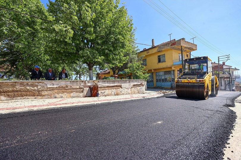 Denizli Büyükşehir Akkent'te 1.100 Metrelik Yolu Sıcak Asfaltla Yeniliyor
