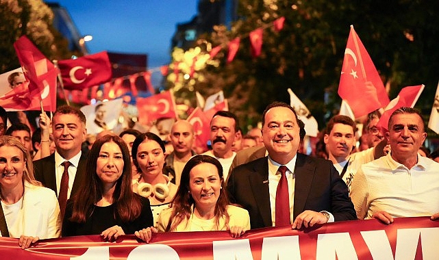 Manisa'da 19 Mayıs Coşkusu: 300 Dron Atatürk Portresi Çizdi, Ozbi Söyledi