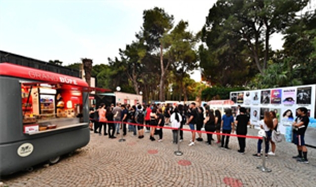 İzmir'de Gençlere Müjde: Ücretsiz Etkinlik Bileti Dönemi Başlıyor