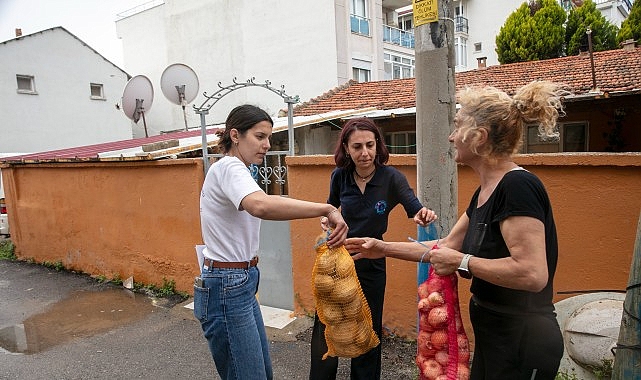 Güzelbahçe'de 5 Ton Patates ve Soğan İhtiyaç Sahiplerine Ücretsiz Dağıtıldı