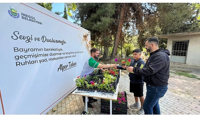 İnegöl'de Bayram Öncesi Anlamlı Gelenek: Mezarlıklarda 6 Bin Ücretsiz Çiçek Dağıtıldı