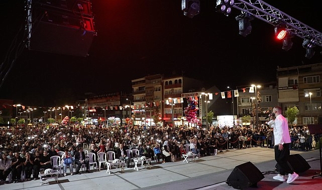 İnegöl'de 19 Mayıs Coşkusu: Safa Zakir Konserinde Binlerce Kişi Bir Araya Geldi