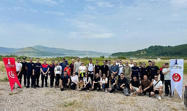 İzmir İtfaiyesi'nden 8 Kilometrelik Farkındalık Yürüyüşü: Doğayı Temizlediler