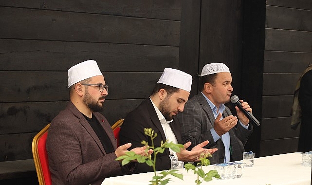 Akçakoca Bey Kandıra Baba Tepesi'nde Dualarla Anıldı: Yoğun Katılım Oldu