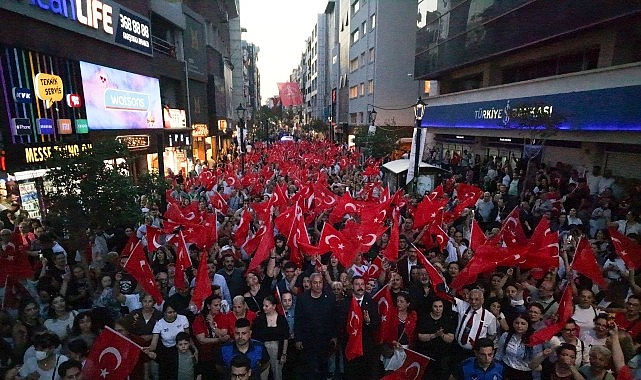 Binlerce Kişi Karşıyaka'da 19 Mayıs'ta Kortejle Coştu: 'Cumhuriyet'in Çocuklarıyız'