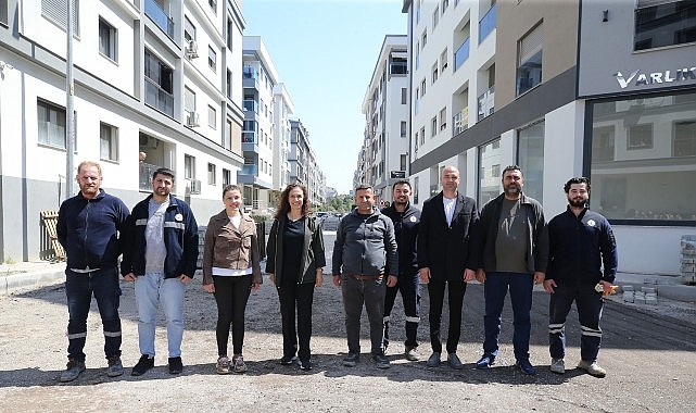 Karşıyaka'da 7 Bin Metrekarelik Yol Yenileme: Başkan Ünsal Çalışmaları Denetledi