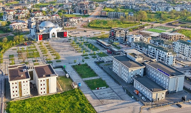 Kartepe'de Bayram Coşkusu: Kent Meydanı'nda Büyük Buluşma