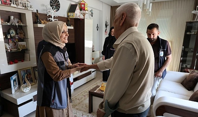 Kartepe'de Bayram Sevinci: Alo Evlat Ekibi Büyüklerin Kapısını Çaldı