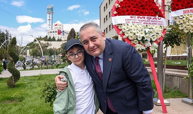 Keçiören’de 19 Mayıs Coşkusu: Çelenk Töreniyle Başlayan Kutlamalar Gün Boyu Sürecek